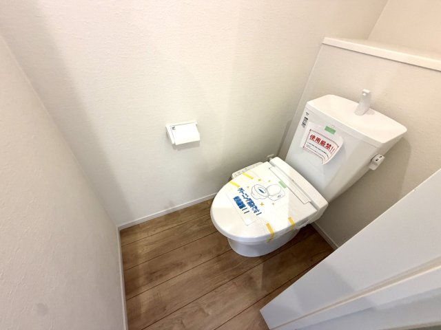 越谷市大沢１５期１号棟ケイアイグレース　新築戸建のトイレ|汚れを弾く表面加工が施された最新トイレ。水アカや汚れが固着しにくくキレイが長持ちします。