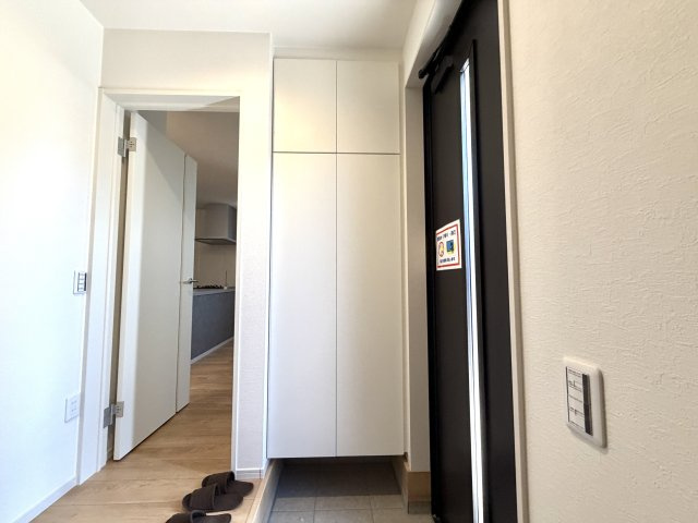 越谷市大沢１５期１号棟ケイアイグレース　新築戸建の玄関|スタイリッシュな取っ手レスデザインのシューズボックス。玄関全体にすっきりとした高級感を与えます。