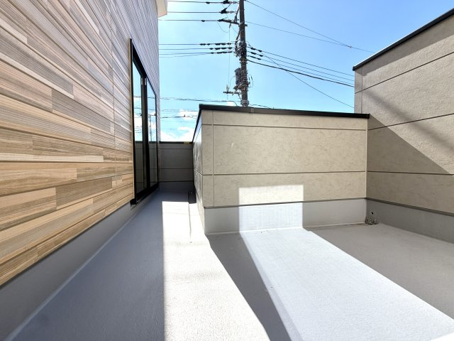越谷市大沢１５期１号棟ケイアイグレース　新築戸建のバルコニー|広さにゆとりがありプランターでのガーデニングやハーブ栽培も楽しめる心地よい屋外空間です。
