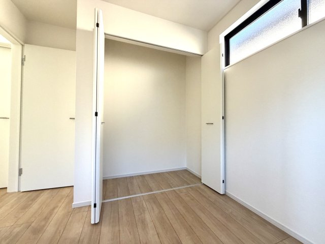 越谷市大沢１５期１号棟ケイアイグレース　新築戸建の収納|ロングコートや丈の長いワンピースもシワにならず綺麗に掛けられる、高さにゆとりがある収納です。