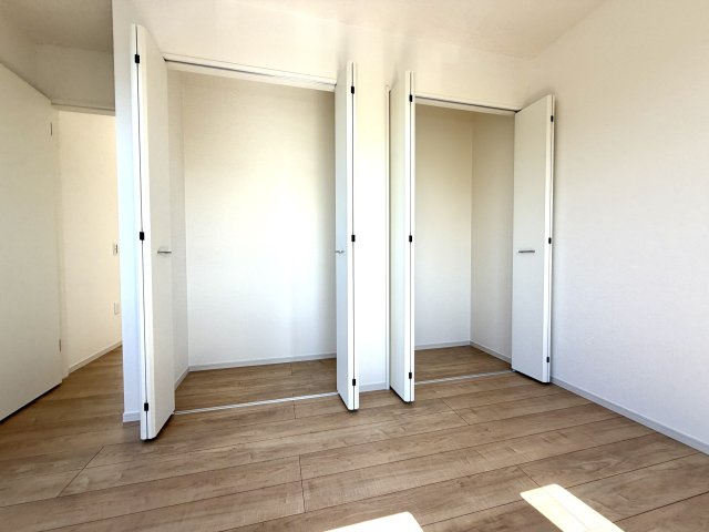 越谷市大沢１５期１号棟ケイアイグレース　新築戸建の収納|衣服の出し入れがスムーズに行える使い勝手の良い配置。毎朝の着替えや片付けが習慣化しやすい設計です。