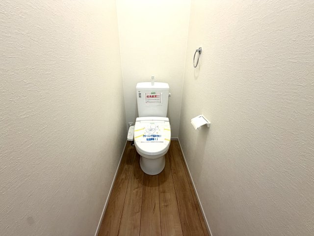 越谷市大沢１５期１号棟ケイアイグレース　新築戸建のトイレ|風邪などの感染症予防時にも家庭内での使い分けが可能。ご家族の衛生面と健康を支える設備です。