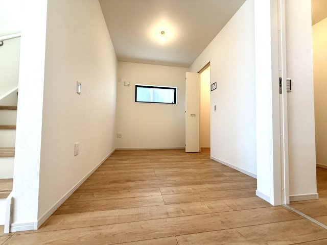越谷市大沢１５期１号棟ケイアイグレース　新築戸建の居間・リビング|木のぬくもりが感じられる温かみのあるリビング横スペースです。家族全員がのびのびと過ごせる広さを確保しています。