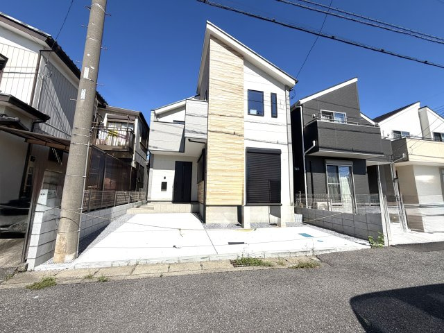 越谷市大沢１５期１号棟ケイアイグレース　新築戸建の外観|シンプルで飽きのこない直線的な外観デザイン。年月を経ても美しさを保ちやすい仕上がりです。