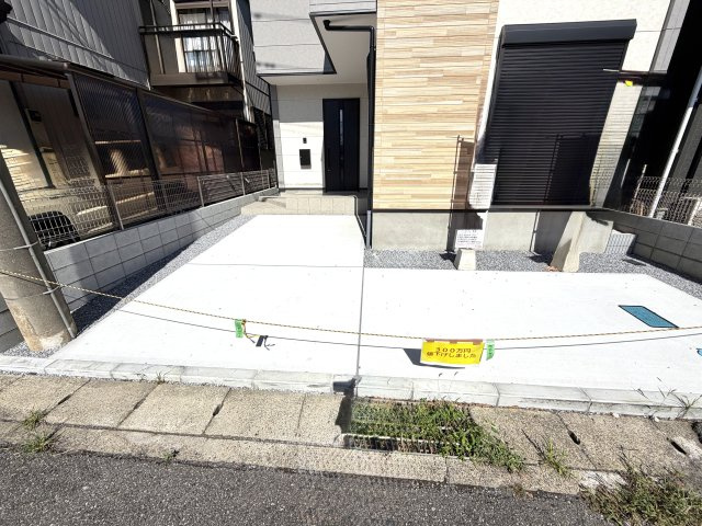 越谷市大沢１５期１号棟ケイアイグレース　新築戸建の駐車場|幅・奥行きともにゆったり設計された2台用駐車場。車の運転や駐車がスムーズに行える安心構造です。