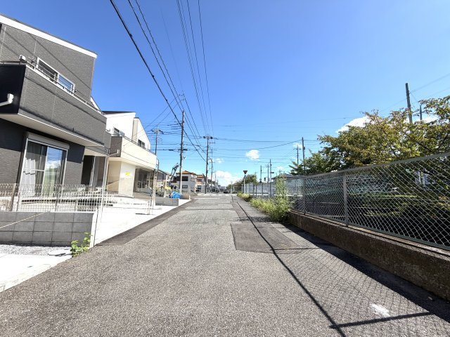 越谷市大沢１５期１号棟ケイアイグレース　新築戸建の前面道路含む現地写真|整然とした道路に面した好立地。前面が拓けているため日差しがしっかり届き、開放感もしっかり感じられます。
