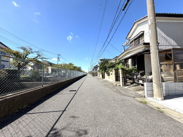 越谷市大沢１５期１号棟ケイアイグレース　新築戸建の前面道路含む現地写真|わかりやすく整備された前面道路に面した敷地。周辺は静かな住宅街で、日々の暮らしが穏やかに営めます。