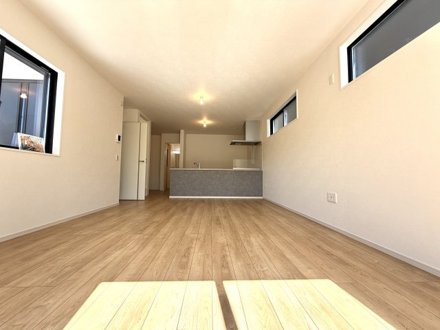 越谷市大沢１５期１号棟ケイアイグレース　新築戸建の居間・リビング|家族の笑顔が集まる快適なリビング。吹き抜ける風と柔らかな陽光が心地よい時間を演出します。