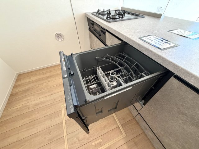 越谷市大沢１５期１号棟ケイアイグレース　新築戸建のキッチン|食洗器を標準装備したキッチンです。家事の負担を軽減し、家族との時間を増やせます。