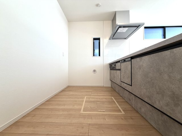 越谷市大沢１５期１号棟ケイアイグレース　新築戸建のキッチン|自由度の高い背面エリア。ダストボックスを並べて置けるためゴミの分別作業もラクラク行えます。