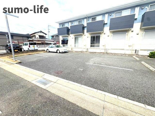 ドミール・エモアの駐車場