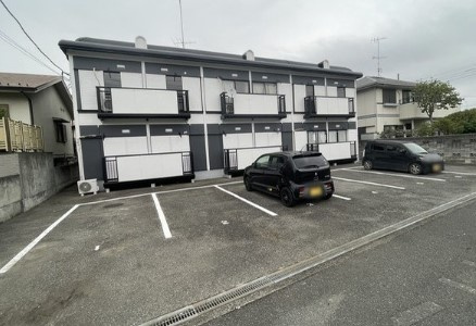 フラワーコーポの駐車場