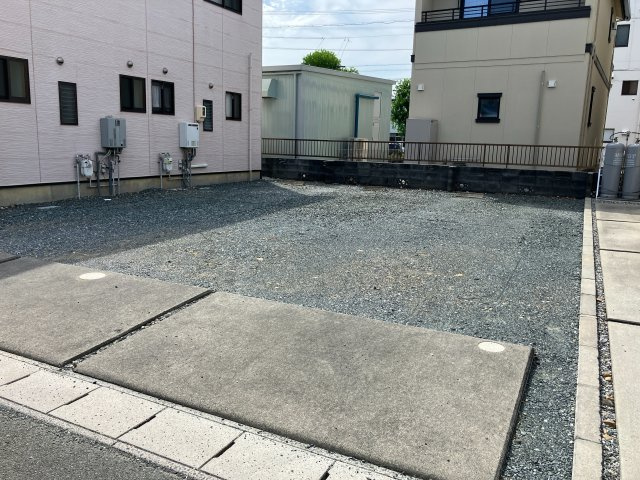 幸４丁目テラスハウスの駐車場