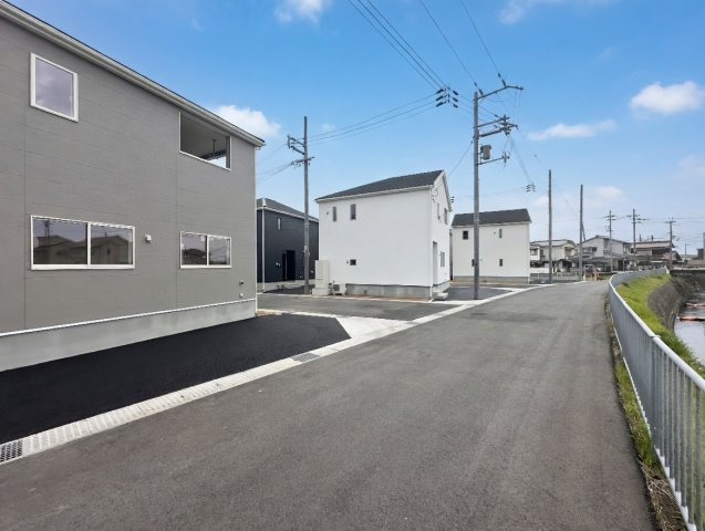 明石市大久保町谷八木　第6期　新築一戸建ての前面道路含む現地写真|周辺は閑静な住宅街！前面道路広々で車の出し入れも便利です。駐車が苦手な方でも安心して車庫入れできます！