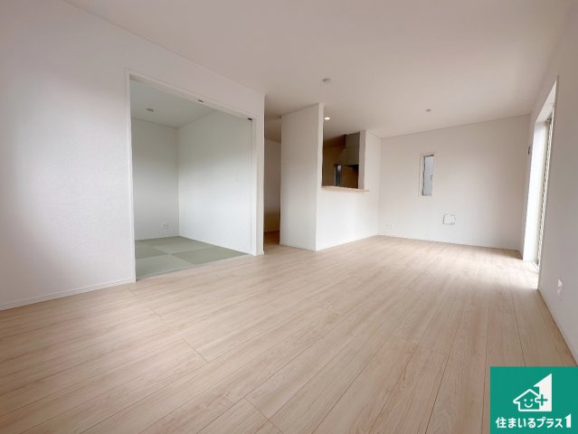 明石市大久保町谷八木　第6期　新築一戸建ての居間・リビング|日当たり良好の明るいリビングで朝の目覚めもスッキリできそう！対面キッチンでご家族のコミュニケーションも自然と増える設計！小さなお子様が遊ぶスペースを作っても広々とくつろげるLDK！