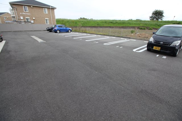 ブリエ　ドゥ　Ａ棟の駐車場