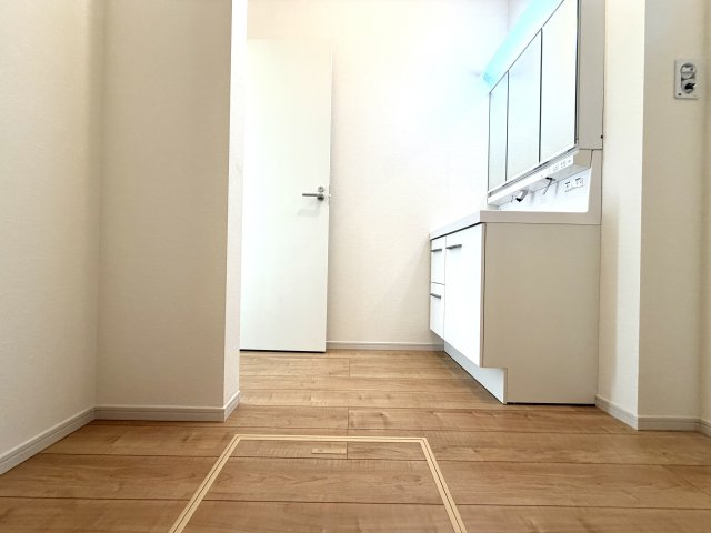 越谷市大沢１7期１号棟ケイアイグレース　新築戸建の脱衣所|家族がすれ違っても圧迫感を感じにくい幅広設計。朝の準備やバスタイム前後も快適に過ごせます。