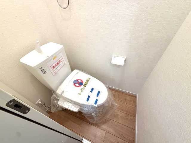 越谷市大沢１7期１号棟ケイアイグレース　新築戸建のトイレ|清潔感があり落ち着けるトイレ空間。温水洗浄便座付きで毎日快適にご使用いただけます。