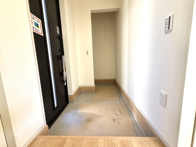 越谷市大沢１7期１号棟ケイアイグレース　新築戸建の玄関|自然光が差し込む明るい小窓付きの玄関。嫌な湿気やニオイも効率良く換気できます。