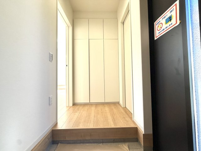 越谷市大沢１7期１号棟ケイアイグレース　新築戸建の玄関|靴をすっきり収められるシューズボックス。玄関まわりをいつでも綺麗に保てます。