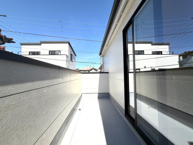 越谷市大沢１7期１号棟ケイアイグレース　新築戸建のバルコニー|手すり部分が高くプライバシーに配慮されたバルコニー。外からの視線を気にせず洗濯物を干せます。