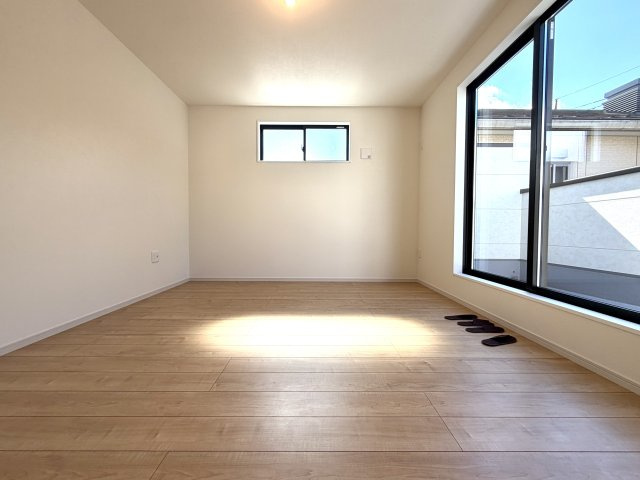 越谷市大沢１7期１号棟ケイアイグレース　新築戸建の洋室|リビングから少し離れた静かな洋室。夜も周囲の音を気にせず、ゆっくりと休むことができる寝室です。
