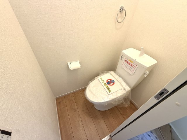 越谷市大沢１7期１号棟ケイアイグレース　新築戸建のトイレ|階ごとに独立したトイレを設置。生活階に合わせた移動動線が確保され、日々の暮らしがより快適になります。