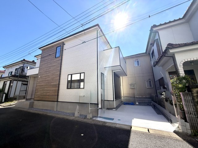 越谷市大沢１7期１号棟ケイアイグレース　新築戸建の外観|周囲の街並みになじむ上品な佇まい。永く住み続けたくなる魅力的で落ち着いた外観です。