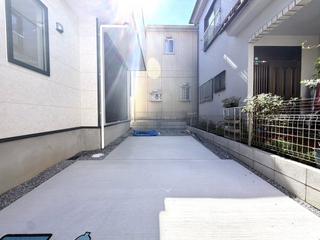 越谷市大沢１7期１号棟ケイアイグレース　新築戸建の駐車場|前面道路からのアクセスがしやすい1台用駐車スペース。駐車が苦手な方でも安心して停められます。