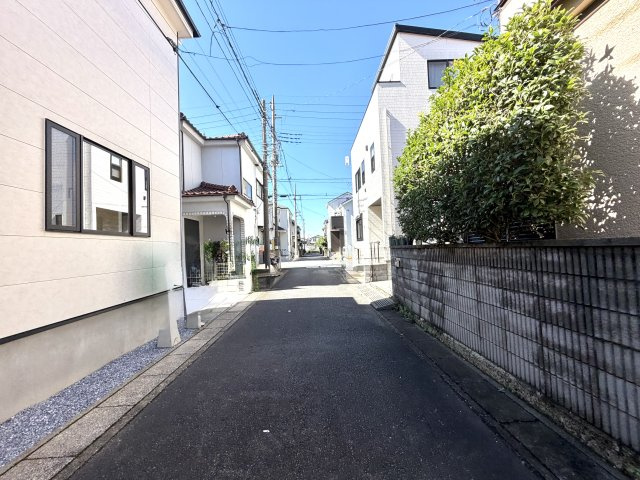 越谷市大沢１7期１号棟ケイアイグレース　新築戸建の前面道路含む現地写真|スッキリとした接道で車の出し入れがスムーズ。前面道路の交通量が少なく、静かで落ち着いた環境です。