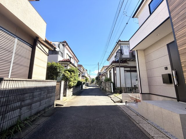 越谷市大沢１7期１号棟ケイアイグレース　新築戸建の前面道路含む現地写真|整然とした道路に面した好立地。前面が拓けているため日差しがしっかり届き、開放感もしっかり感じられます。
