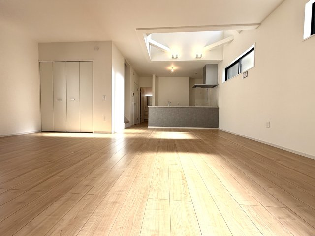 越谷市大沢１7期１号棟ケイアイグレース　新築戸建の居間・リビング|木のぬくもりが感じられる温かみのあるリビング。家族全員がのびのびと過ごせる広さを確保しています。