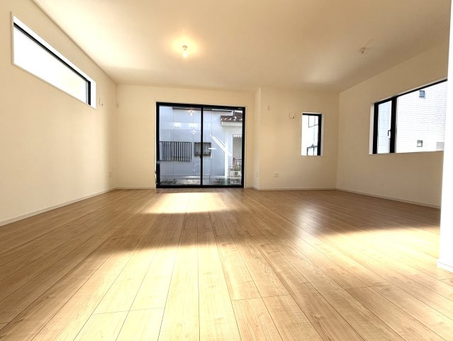 越谷市大沢１7期１号棟ケイアイグレース　新築戸建の居間・リビング|家族が自然と集まる居心地の良いLDK。休日も家の中でゆったりリラックスして過ごせます。