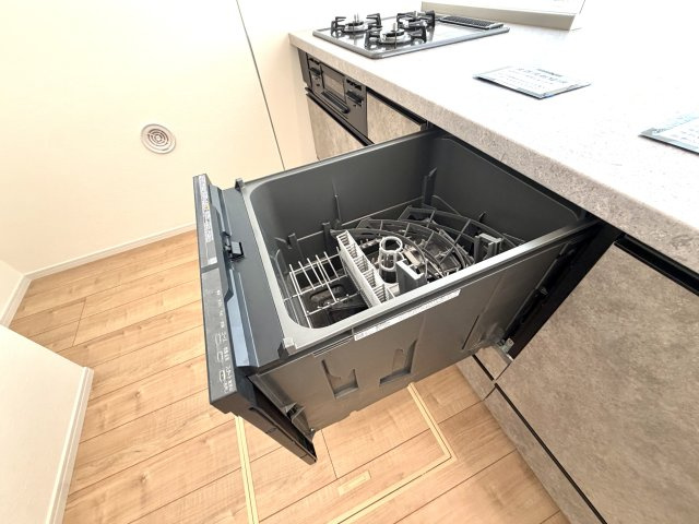 越谷市大沢１7期１号棟ケイアイグレース　新築戸建のキッチン|食洗器を標準装備したキッチンです。家事の負担を軽減し、家族との時間を増やせます。