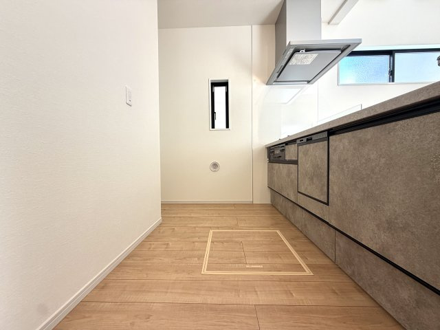 越谷市大沢１7期１号棟ケイアイグレース　新築戸建のキッチン|移動がしやすく家事動線に優れたキッチンスペース。スムーズに料理や後片付けがこなせます。