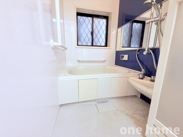 新高2丁目中古戸建の浴室|◆アクセントパネルとワイドミラーがお洒落な浴室です！
◆浴室に窓があり、窓を開けての換気ができます！
◆シャワーの高さを調整できるスライドバー付です！