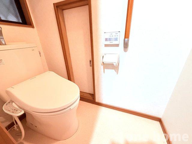 新高2丁目中古戸建のトイレ|◆温水洗浄便座付きトイレです！
◆トイレ奥の扉から収納へ続きます！