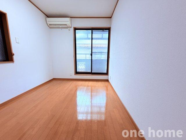新高2丁目中古戸建の洋室|◆洋室（東側）です！大きな掃き出し窓×腰高窓の二面採光で、明るい洋室です！
◆【即日内覧会開催中】ご自宅や最寄り駅などで送迎が可能です。ご希望をお申し付けください！