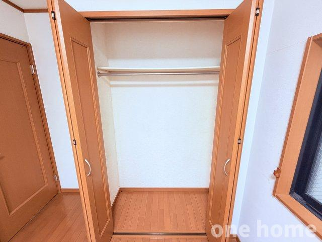 新高2丁目中古戸建の収納|◆洋室（東側）収納です！ハンガーパイプ×枕棚付きで収納がしやすいです！
◆全居室に収納！収納家具を最低限に住空間を有効活用できます！
