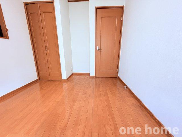 新高2丁目中古戸建の洋室|◆洋室（西側）別角度です！
◆シンプルな内装につき、お持ちの家具やカーテンが映えます！