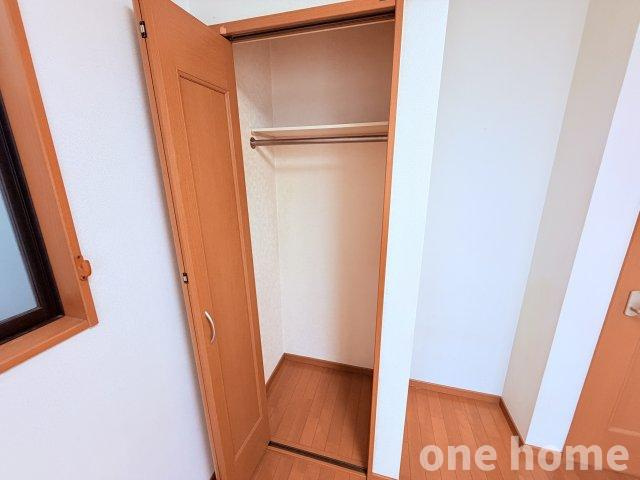 新高2丁目中古戸建の収納|◆洋室（西側）収納です！小ぶりですが、ハンガーパイプ×枕棚付きで整理して収納ができます！