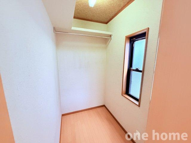新高2丁目中古戸建の収納|◆ウォークインクローゼットです！窓を開けての換気ができます！スーツケースなど場所を取るものや節句道具などの収納に重宝します！