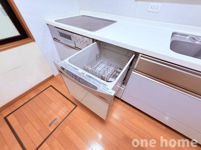 新高2丁目中古戸建の設備|◆システムキッチンには食器洗浄乾燥機 完備です！ビルトインタイプで作業スペースを圧迫せず、使い勝手良好です！