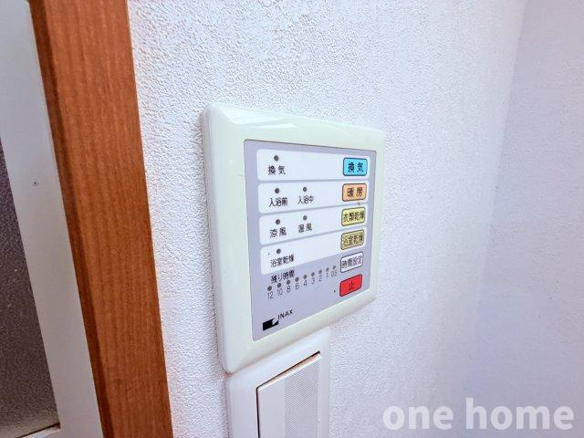 新高2丁目中古戸建の設備|◆浴室には浴室暖房乾燥機 完備です！年間を通して快適なバスタイムをお楽しみいただけます！雨天や花粉の季節の洗濯にも便利です！