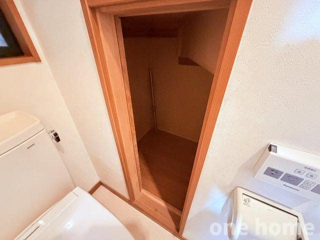 新高2丁目中古戸建の収納|◆トイレにも大きめの収納がございます！
◆【即日内覧会開催中】当社ではネットで他社様が広告している物件も同時に紹介・案内可能です!!お気軽にお問い合わせください!!
