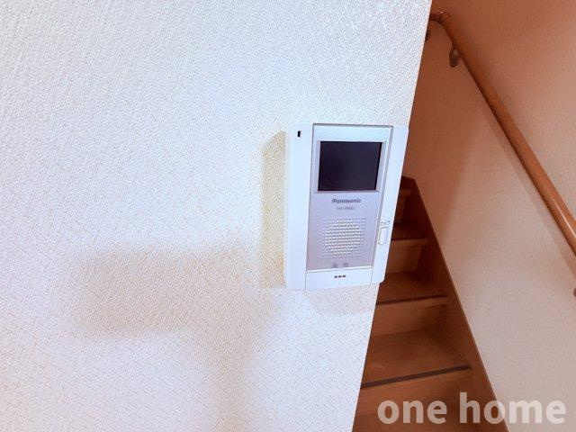 新高2丁目中古戸建の設備|◆テレビモニター付きインターホン完備です！来訪者の声と顔を確認してから応対ができ、安心ですね！