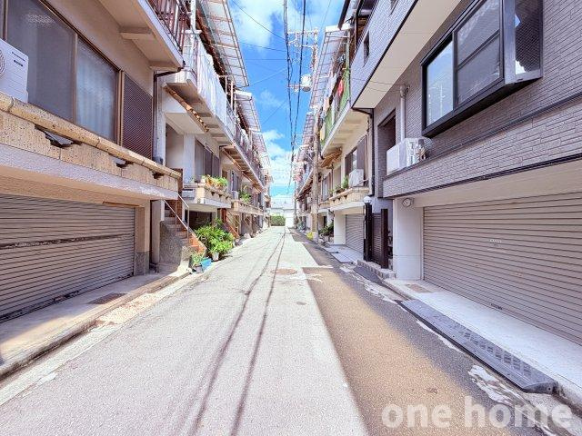 新高2丁目中古戸建の前面道路含む現地写真|◆前面道路は交通量が少なめで、お子様も安心です！
◆周辺は住宅が多く、穏やかな暮らしが期待できます♪地域の繋がりがあれば、防犯面でも安心ですね！