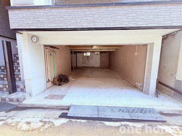 新高2丁目中古戸建の駐車場|◆1階は広々ガレージです！現状、高さが約1.45mの制限により車の駐車は不可です。車庫利用希望の場合は、リフォーム工事にて拡幅が必要です！