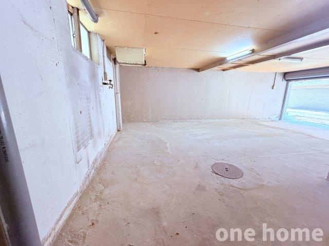 新高2丁目中古戸建の駐車場|◆1階は広々としたガレージです！バイクや自転車など多数収納できます！趣味のスペースとしご使用いただけます！