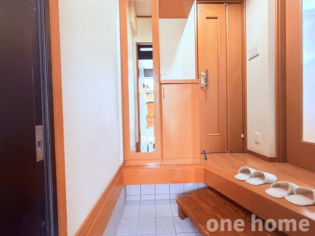 新高2丁目中古戸建の玄関|◆玄関にはシューズボックス完備！大きな姿見があり、お出かけ前も身支度チェックがバッチリです！